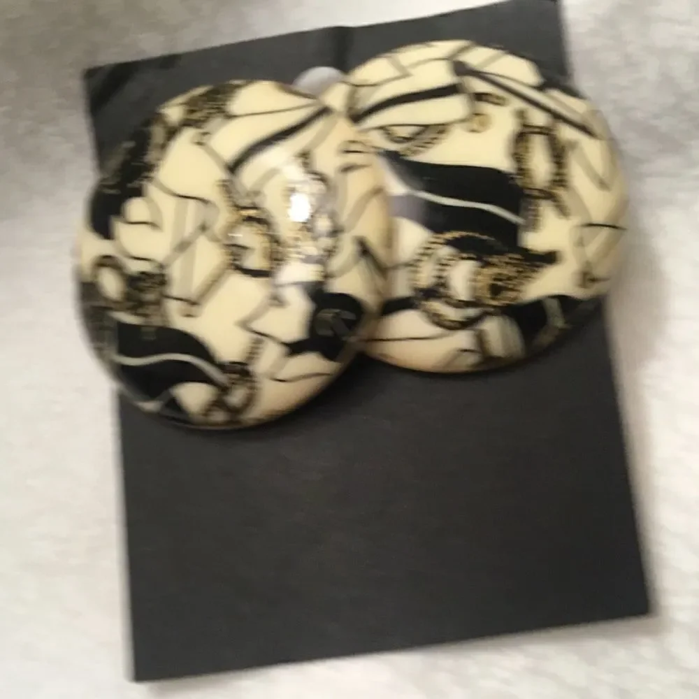 N/A black print